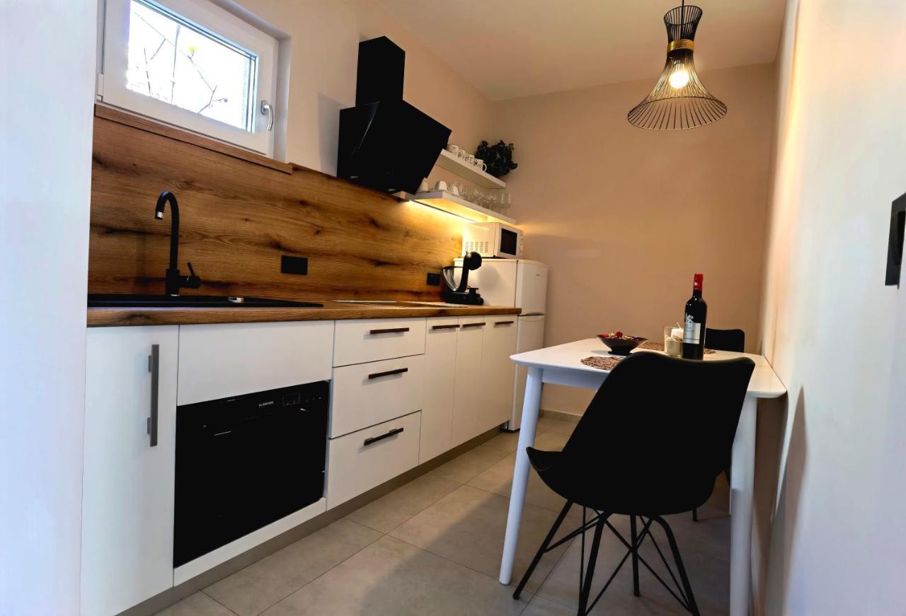 Stay In The Very Heart Of Porec - 50M To The Beach المظهر الخارجي الصورة