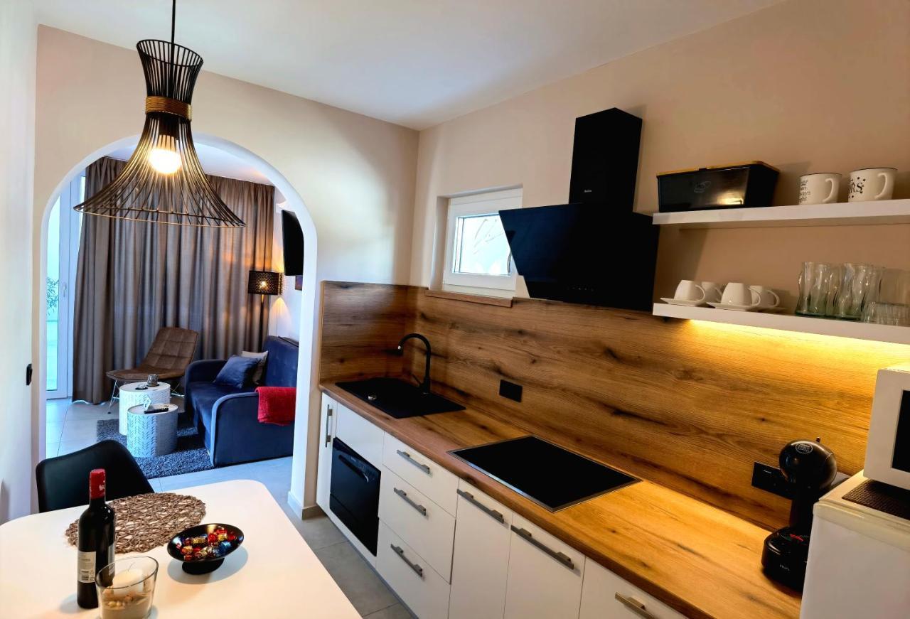 Stay In The Very Heart Of Porec - 50M To The Beach المظهر الخارجي الصورة