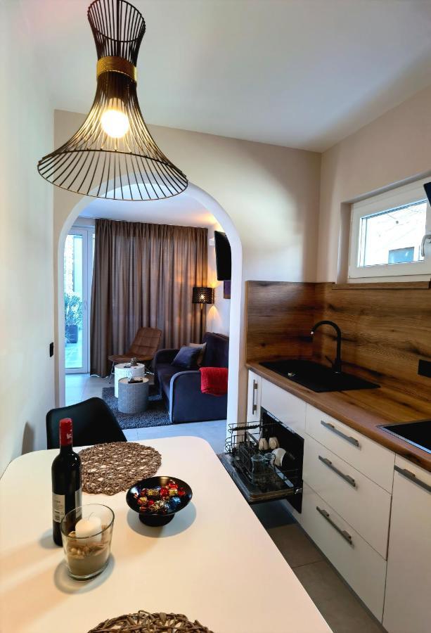Stay In The Very Heart Of Porec - 50M To The Beach المظهر الخارجي الصورة
